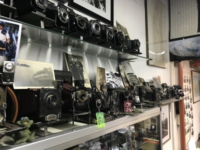 Una vista sulla sezione vintage delle macchine fotografiche esposte nel laboratorio di Gigi Carminati