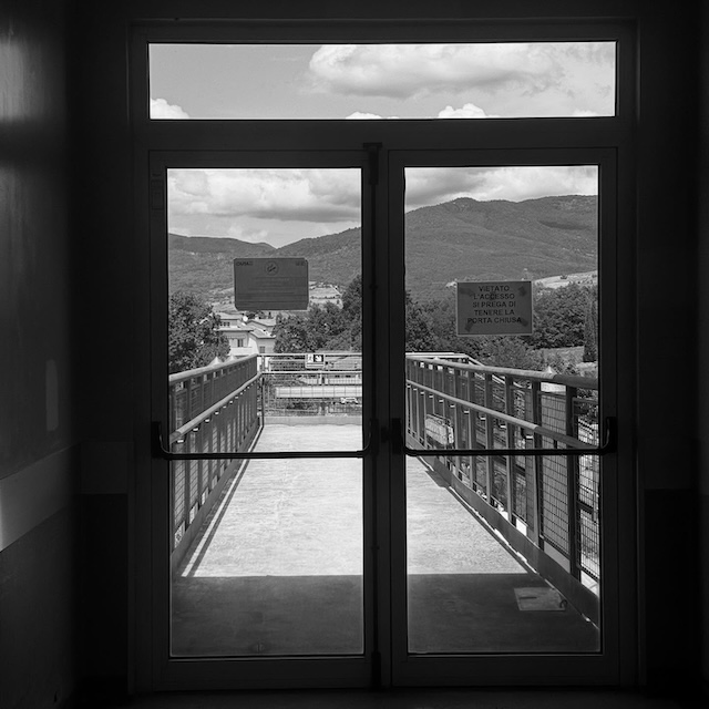 Per favore tenere la porta chiusa