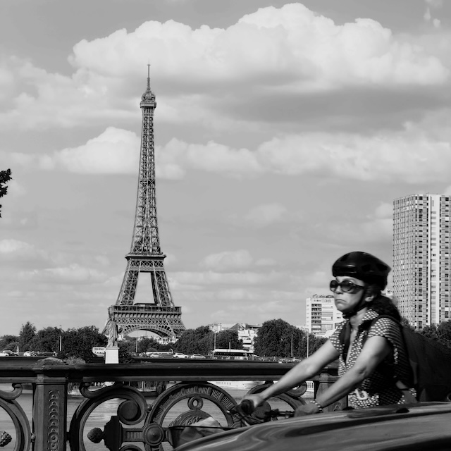 Un classico di Parigi - torre e ciclista