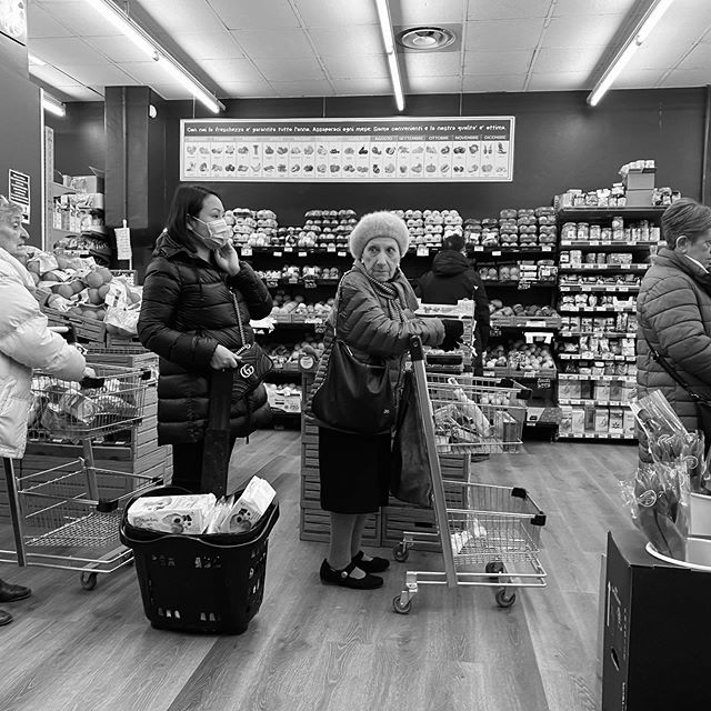 Ci voleva il coronavirus per fare la coda in fila ~ Foto © Antonio Dini